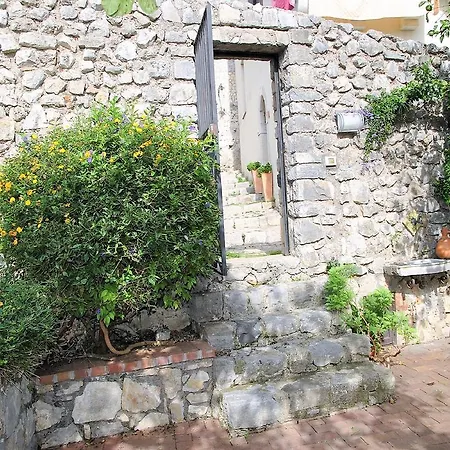 Le Chateaux A *